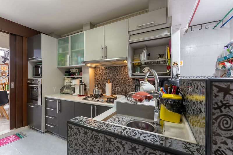 305 Ang Mo Kio Avenue 1, 305 Ang Mo Kio Avenue 1, 4 Bedrooms, 1,044 sqft, HDB Flat For Sale, by Riyantino Jaffar, 500143053 - Kitchen - PropertyGuru.com.sg