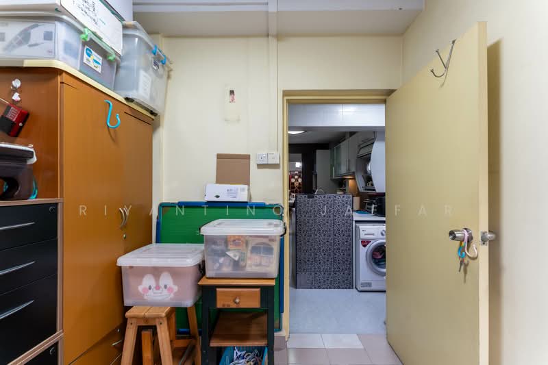 305 Ang Mo Kio Avenue 1, 305 Ang Mo Kio Avenue 1, 4 Bedrooms, 1,044 sqft, HDB Flat For Sale, by Riyantino Jaffar, 500143053 - Kitchen - PropertyGuru.com.sg