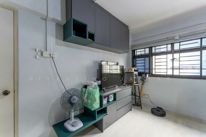 305 Ang Mo Kio Avenue 1, 305 Ang Mo Kio Avenue 1, 4 Bedrooms, 1,044 sqft, HDB Flat For Sale, by Riyantino Jaffar, 500143053 - Living Room - PropertyGuru.com.sg