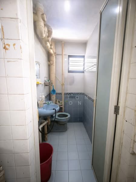 309 Bukit Batok Street 31, 309 Bukit Batok Street 31, 2 Bedrooms, 700 sqft, HDB Flat For Sale, by Yeo Tong Boon, 500143079 - Bathroom - PropertyGuru.com.sg