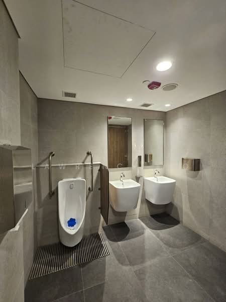 Hsbc Building, 21 Collyer Quay, 665 sqft, Office For Rent, by Lawrence Leo, 500143096 - Bathroom - CommercialGuru.com.sg
