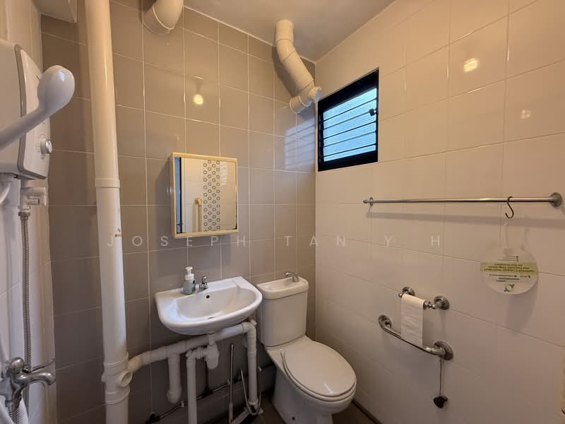 488 Jurong West Avenue 1, 488 Jurong West Avenue 1, 3 Bedrooms, 990 sqft, HDB Flat For Sale, by Joseph Tan Y H, 500143098 - Bathroom - PropertyGuru.com.sg