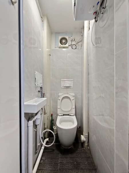 178 Toa Payoh Central, , 270 sqft, Shop / Shophouse For Rent, by Johnny Chin, 500143112 - Bathroom - CommercialGuru.com.sg