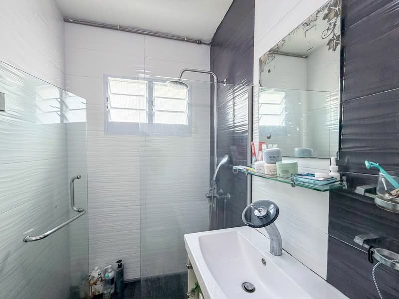 412 Pasir Ris Drive 6, 412 Pasir Ris Drive 6, 3 Bedrooms, 1,216 sqft, HDB Flat For Sale, by Caleb Fung, 500143126 - Bathroom - PropertyGuru.com.sg