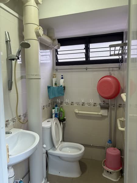 362 Clementi Avenue 2, 362 Clementi Avenue 2, 2 Bedrooms, 807 sqft, HDB Flat For Rent, by Lynn Yu, 500143146 - Bathroom - PropertyGuru.com.sg