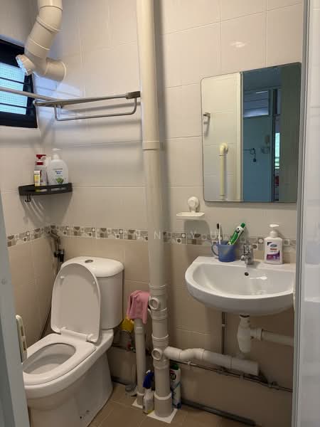 362 Clementi Avenue 2, 362 Clementi Avenue 2, 2 Bedrooms, 807 sqft, HDB Flat For Rent, by Lynn Yu, 500143146 - Bathroom - PropertyGuru.com.sg