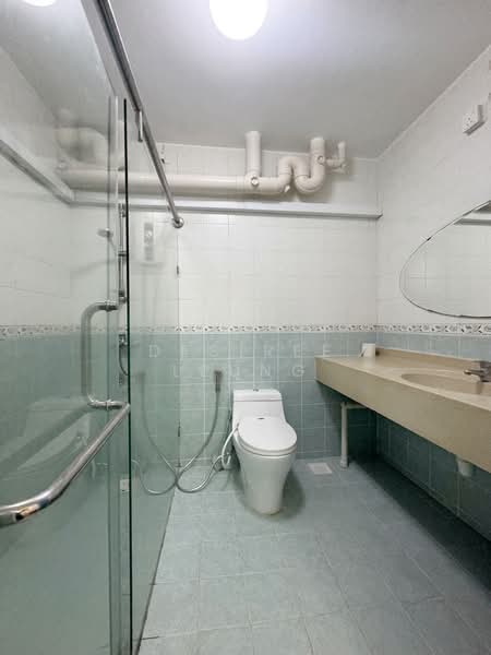 184 Edgefield Plains, 184 Edgefield Plains, 4 Bedrooms, 1,378 sqft, HDB Flat For Sale, by Desiree Leung, 500143159 - Master Bathroom - PropertyGuru.com.sg