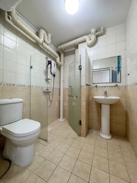 184 Edgefield Plains, 184 Edgefield Plains, 4 Bedrooms, 1,378 sqft, HDB Flat For Sale, by Desiree Leung, 500143159 - Common Bathroom - PropertyGuru.com.sg