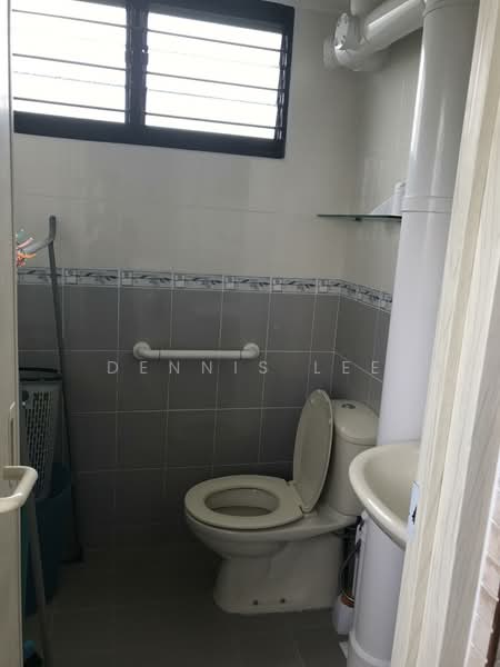 550 Ang Mo Kio Avenue 10, 550 Ang Mo Kio Avenue 10, 3 Bedrooms, 1,001 sqft, HDB Flat For Rent, by Dennis Lee, 500143161 - Bathroom - PropertyGuru.com.sg