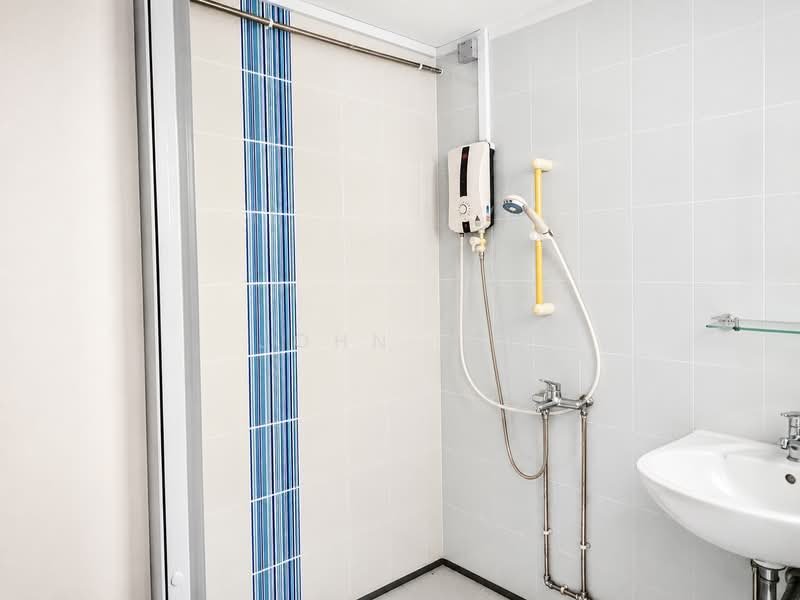 835 Woodlands Street 83, 835 Woodlands Street 83, 2 Bedrooms, 786 sqft, HDB Flat For Rent, by John Lee, 500143182 - Bathroom - PropertyGuru.com.sg