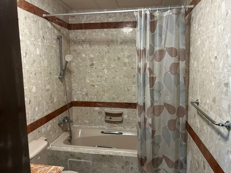 Maple Woods, 985 Bukit Timah Road, 2 Bedrooms, 915 sqft, Condominium For Rent, by Kelvin Leong, 500143215 - Bathroom - PropertyGuru.com.sg
