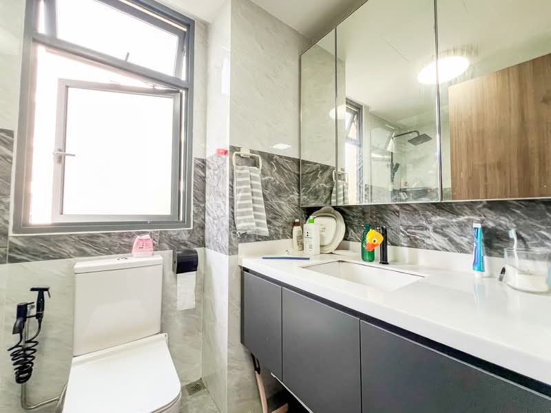 Palm Isles, 34 Flora Drive, 2 Bedrooms, 786 sqft, Condominium For Sale, by Hansel Tan, 500143235 - Bathroom - PropertyGuru.com.sg