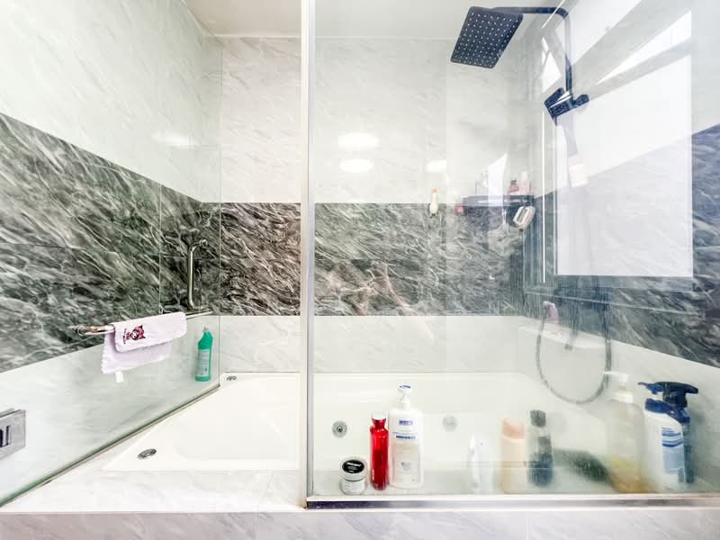 Palm Isles, 34 Flora Drive, 2 Bedrooms, 786 sqft, Condominium For Sale, by Hansel Tan, 500143235 - Bathroom - PropertyGuru.com.sg