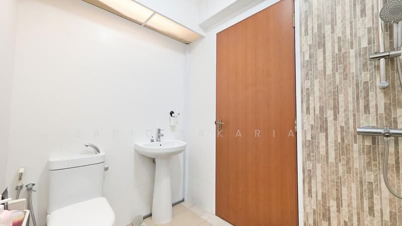 449A Bukit Batok West Avenue 9, 449A Bukit Batok West Avenue 9, 3 Bedrooms, 1,001 sqft, HDB Flat For Sale, by Zabid Zakariah, 500143239 - Bathroom - PropertyGuru.com.sg