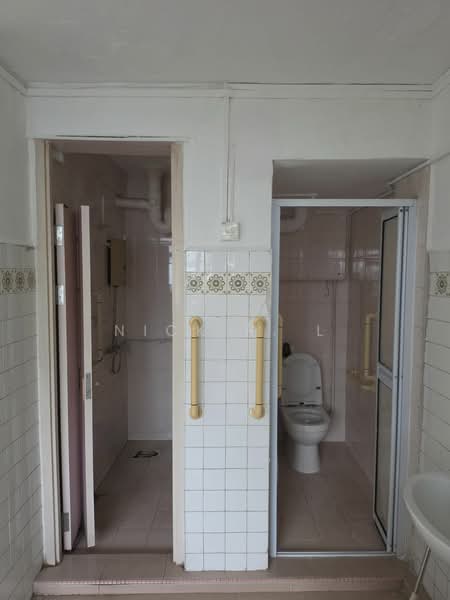 5 Marsiling Drive, 5 Marsiling Drive, 3 Bedrooms, 968 sqft, HDB Flat For Sale, by Nick R. L, 500143261 - Bathroom - PropertyGuru.com.sg