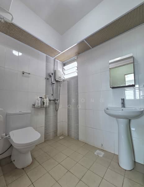 165B Yung Kuang Court, 165B Yung Kuang Road, 3 Bedrooms, 1,216 sqft, HDB Flat For Sale, by Ong Kong Joo, 500143269 - Bathroom - PropertyGuru.com.sg