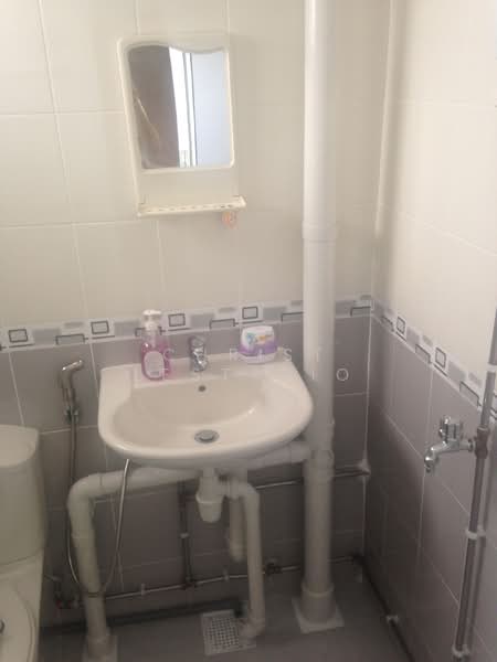 512 Ang Mo Kio Avenue 8, 512 Ang Mo Kio Avenue 8, 2 Bedrooms, 721 sqft, HDB Flat For Rent, by Christ Lestario, 500143281 - Bathroom - PropertyGuru.com.sg