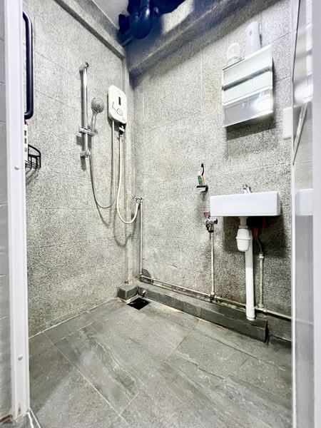 862 Jurong West Street 81, 862 Jurong West Street 81, 4 Bedrooms, 1,571 sqft, HDB Flat For Sale, by M. Fahmi, 500143288 - Bathroom - PropertyGuru.com.sg