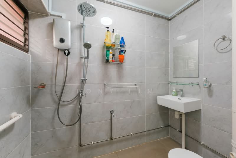 191 Bukit Batok West Avenue 6, 191 Bukit Batok West Avenue 6, 3 Bedrooms, 1,087 sqft, HDB Flat For Sale, by Tony Lim, 500143293 - Bathroom - PropertyGuru.com.sg