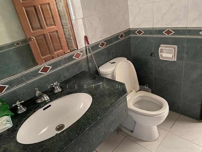 The Sunny Spring, 50 Lorong 40 Geylang, 6 Bedrooms, 1,174 sqft, Apartment For Rent, by Valerie Heng, 500143295 - Bathroom - PropertyGuru.com.sg