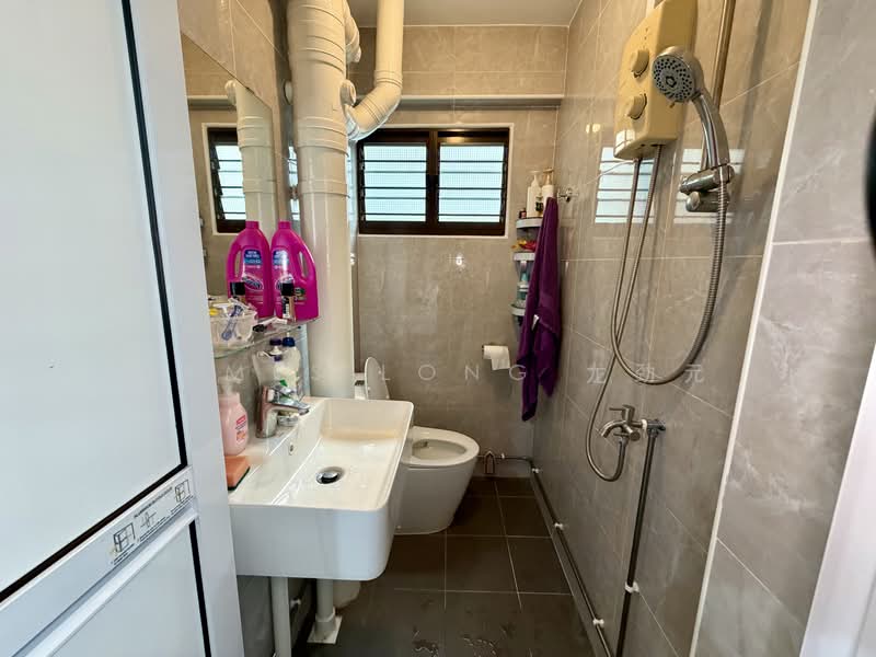 435 Bukit Panjang Ring Road, 435 Bukit Panjang Ring Road, 3 Bedrooms, 904 sqft, HDB Flat For Sale, by James Long 龙劲元, 500143403 - Common Bathroom - PropertyGuru.com.sg
