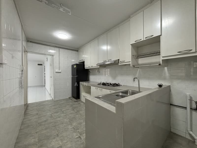 122 Sengkang East Way, 122 Sengkang East Way, 3 Bedrooms, 1,184 sqft, HDB Flat For Rent, by Ian Low, 500143427 - Bright & spacious kitchen pic 2 - PropertyGuru.com.sg