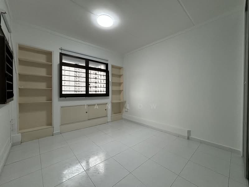 122 Sengkang East Way, 122 Sengkang East Way, 3 Bedrooms, 1,184 sqft, HDB Flat For Rent, by Ian Low, 500143427 - Spacious master bedroom pic 1 - PropertyGuru.com.sg