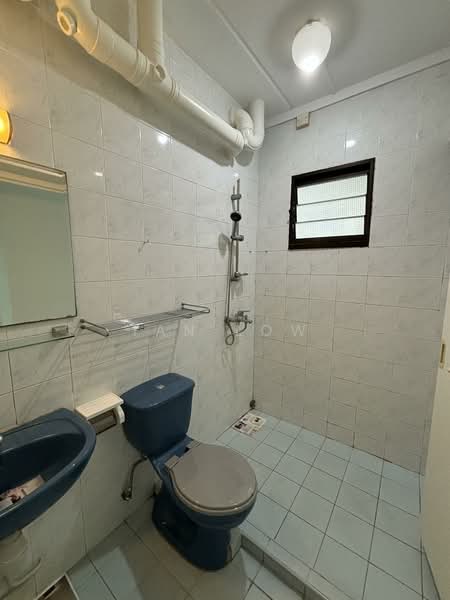 122 Sengkang East Way, 122 Sengkang East Way, 3 Bedrooms, 1,184 sqft, HDB Flat For Rent, by Ian Low, 500143427 - Master bathroom - PropertyGuru.com.sg
