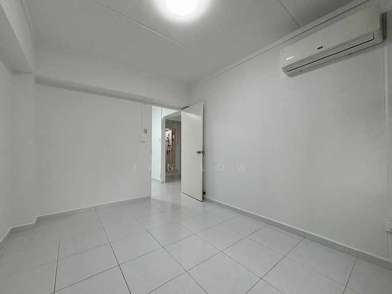 122 Sengkang East Way, 122 Sengkang East Way, 3 Bedrooms, 1,184 sqft, HDB Flat For Rent, by Ian Low, 500143427 - 3rd bedroom pic 2 - PropertyGuru.com.sg