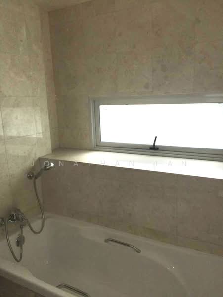 Pasadena, 2A Derbyshire Road, 3 Bedrooms, 1,400 sqft, Condominium For Sale, by Jonathan Tan, 500143433 - Bathroom - PropertyGuru.com.sg