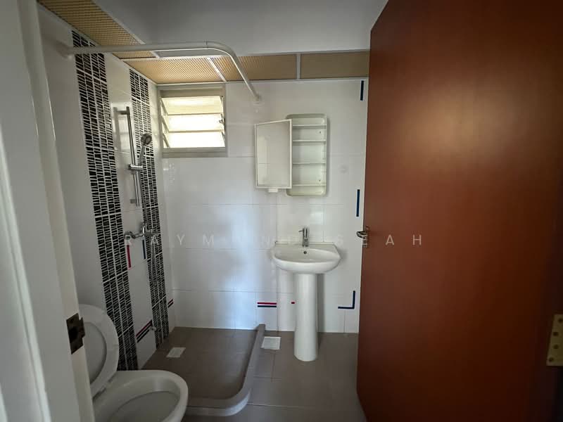 312 Clementi Avenue 4, 312 Clementi Avenue 4, 2 Bedrooms, 742 sqft, HDB Flat For Rent, by Raymond Seah, 500143436 - Bathroom - PropertyGuru.com.sg