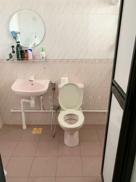275D Jurong West Street 25, 275D Jurong West Street 25, 2 Bedrooms, 968 sqft, HDB Flat For Rent, by Mario Ong Jun Zhi, 500143545 - Bathroom - PropertyGuru.com.sg