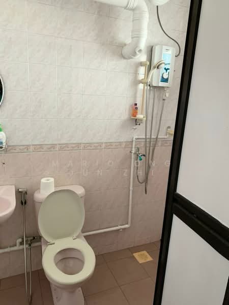 275D Jurong West Street 25, 275D Jurong West Street 25, 2 Bedrooms, 968 sqft, HDB Flat For Rent, by Mario Ong Jun Zhi, 500143545 - Bathroom - PropertyGuru.com.sg