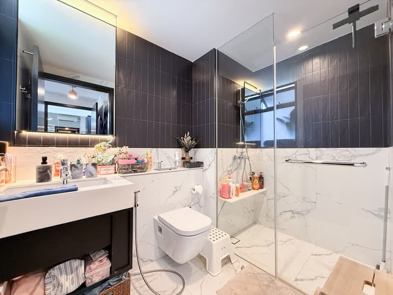 Bukit 828, 828 Upper Bukit Timah Road, 2 Bedrooms, 635 sqft, Condominium For Rent, by Jonathan Yeo, 500143561 - Master Bathroom - PropertyGuru.com.sg