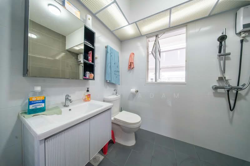 618B Tampines Street 61, 618B Tampines Street 61, 3 Bedrooms, 1,001 sqft, HDB Flat For Sale, by Rizqin Adam, 500143570 - Bathroom - PropertyGuru.com.sg