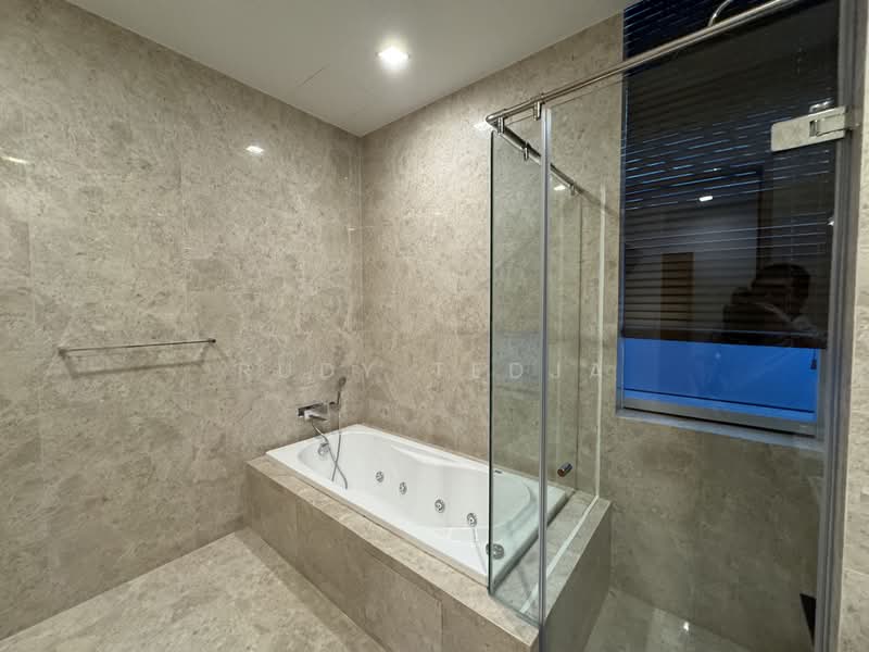 Marina Bay Residences, 18 Marina Boulevard, 4 Bedrooms, 3,971 sqft, Condominium For Sale, by Rudy Tedja, 500143578 - Bathroom - PropertyGuru.com.sg