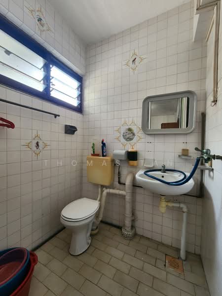 415 Hougang Avenue 10, 415 Hougang Avenue 10, 2 Bedrooms, 721 sqft, HDB Flat For Sale, by Thomas Tan, 500143622 - Bathroom - PropertyGuru.com.sg