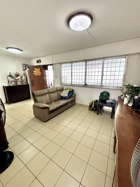 653 Yishun Avenue 4, 653 Yishun Avenue 4, 3 Bedrooms, 904 sqft, HDB Flat For Sale, by Darrell Sim, 500143627 - Living Room - PropertyGuru.com.sg
