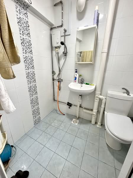 653 Yishun Avenue 4, 653 Yishun Avenue 4, 3 Bedrooms, 904 sqft, HDB Flat For Sale, by Darrell Sim, 500143627 - Bath 1 - PropertyGuru.com.sg
