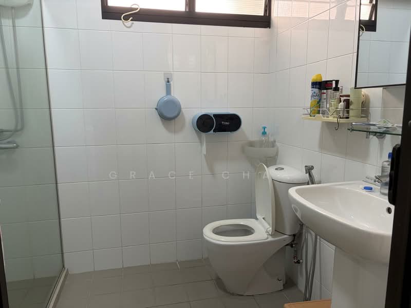 168D Punggol Field, 168D Punggol Field, 3 Bedrooms, 1,001 sqft, HDB Flat For Sale, by Grace Chan, 500143660 - Bathroom - PropertyGuru.com.sg