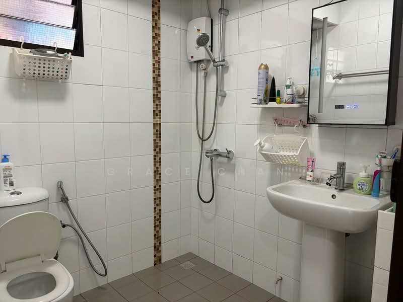 168D Punggol Field, 168D Punggol Field, 3 Bedrooms, 1,001 sqft, HDB Flat For Sale, by Grace Chan, 500143660 - Bathroom - PropertyGuru.com.sg