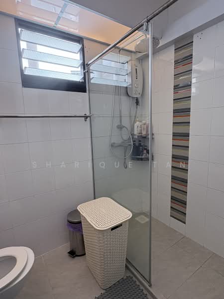 548B Segar Road, 548B Segar Road, 3 Bedrooms, 990 sqft, HDB Flat For Sale, by Sharique Tan, 500143662 - Bathroom - PropertyGuru.com.sg