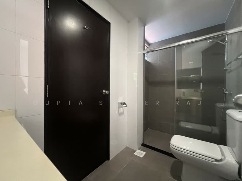 134 Watten Estate, 134 Watten Estate, 3 Bedrooms, 2,406 sqft, Condominium For Rent, by Gupta Sameer Raj, 500143708 - Bathroom - PropertyGuru.com.sg