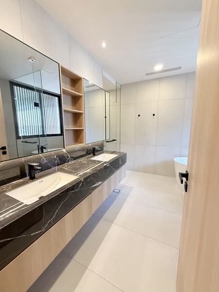 D11 Brand New Freehold Detached | Anagram Homes, , 6 Bedrooms, 11,864 sqft, Detached House For Sale, by Gabriel Lau, 500143714 - Master Bathroom - PropertyGuru.com.sg