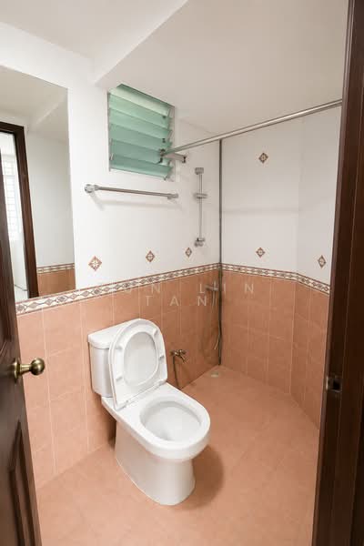 Maysprings, 2 Petir Road, 2 Bedrooms, 904 sqft, Condominium For Sale, by Tun Lin Tan, 500143756 - Bathroom - PropertyGuru.com.sg