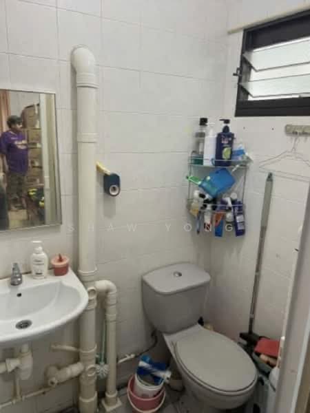 302 Ang Mo Kio Avenue 3, 302 Ang Mo Kio Avenue 3, Room Rental, 180 sqft, HDB Flat For Rent, by Shaw Yong, 500143757 - Bathroom - PropertyGuru.com.sg