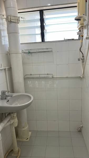 28 New Upper Changi Road, 28 New Upper Changi Road, 2 Bedrooms, 700 sqft, HDB Flat For Sale, by Mandy Hsieh, 500143772 - Bathroom - PropertyGuru.com.sg