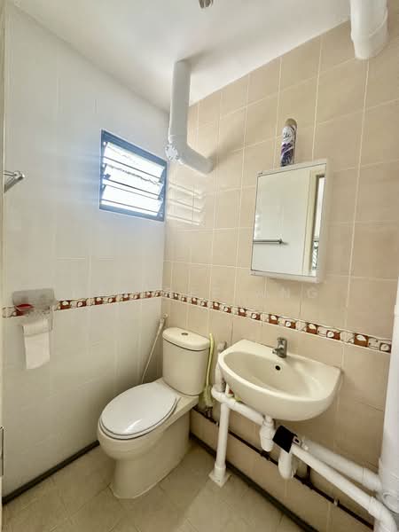 307 Hougang Avenue 5, 307 Hougang Avenue 5, 2 Bedrooms, 883 sqft, HDB Flat For Rent, by Desiree Ang, 500143786 - MBR Bathroom - PropertyGuru.com.sg