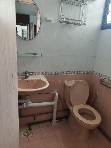 327 Clementi Avenue 5, 327 Clementi Avenue 5, 3 Bedrooms, 883 sqft, HDB Flat For Rent, by C K Teo, 500143822 - Bathroom - PropertyGuru.com.sg
