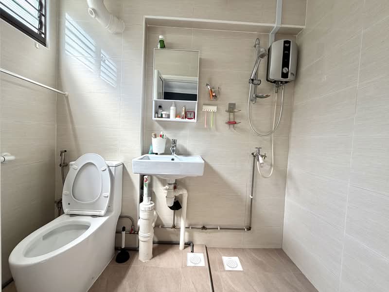 921 Jurong West Street 92, 921 Jurong West Street 92, 3 Bedrooms, 1,313 sqft, HDB Flat For Sale, by Cheah Jing, 500143836 - Bathroom - PropertyGuru.com.sg